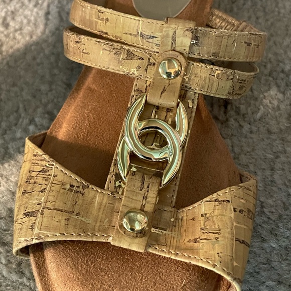 Ladies Sz 6.5 sandals, NWOT, in Tan with Gold Metal Accents - Picture 5 of 5